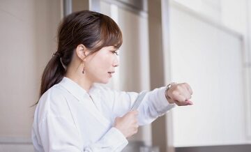 「時間通りに来ない…」当日遅延でトラブルになったケース